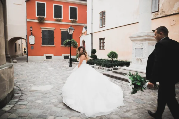 Kafkasyalı mutlu romantik çift evliliklerini kutluyor. Açık hava.