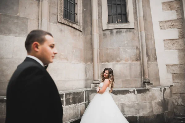 Casal jovem romântico feliz caucasiano comemorando seu casamento. Ao ar livre — Fotografia de Stock