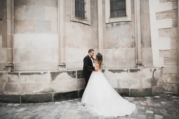 Caucasico felice romantica giovane coppia che celebra il loro matrimonio. All'aperto — Foto Stock