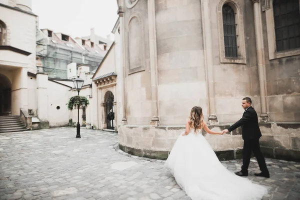 Casal jovem romântico feliz caucasiano comemorando seu casamento. Ao ar livre — Fotografia de Stock