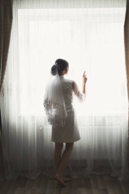 Tüylü, lüks makyaj, saç stili, stüdyo içi fotoğraf çekimi olan güzel bir gelin.