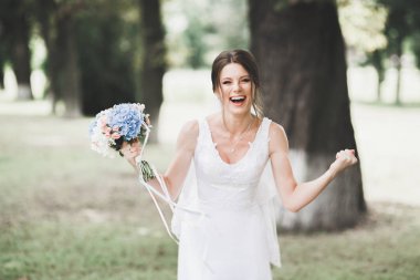 Zarif beyaz elbiseler içinde güzel bir gelin