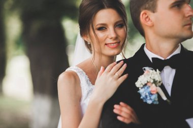 Genç ve güzel bir çiftin yakın çekimi.