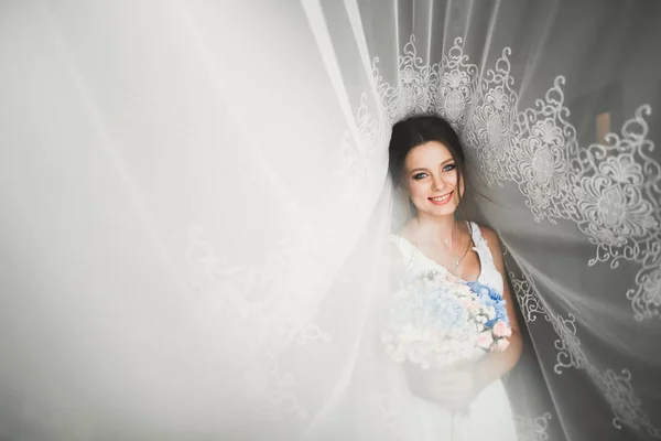 Portrait of beautiful bride with fashion veil at wedding morning — Stock Photo, Image