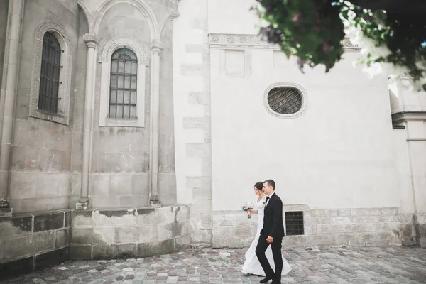 Luxury married wedding couple, bride and groom posing in old city — Stock Photo, Image