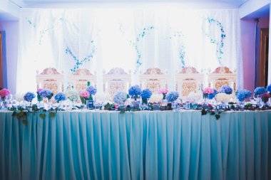 Düğün töreni için hazırlanmış bir restoranın içinde.