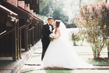 Kafkasyalı mutlu romantik çift evliliklerini kutluyor. Açık hava.