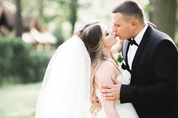 Casal jovem romântico feliz caucasiano comemorando seu casamento. Ao ar livre — Fotografia de Stock