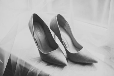 Gelin için beyaz şık düğün ayakkabıları. Yakın plan.