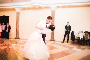 Yeni evli çiftin ilk düğün dansı.