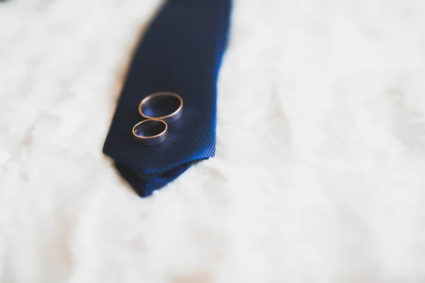 Dois anéis de casamento dourado conceito de fundo isolado — Fotografia de Stock