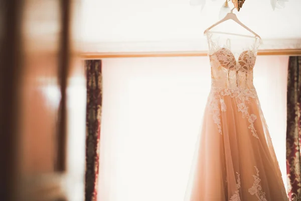 The perfect wedding dress in the room of the bride — Stock Photo, Image