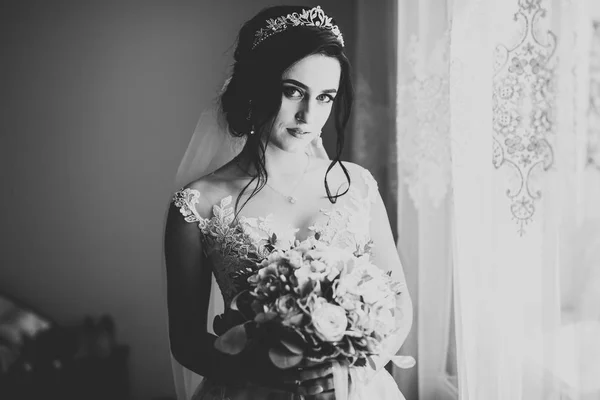 Hermosa novia con vestido de novia de moda con plumas con maquillaje de lujo deleite y peinado, estudio sesión de fotos interior —  Fotos de Stock