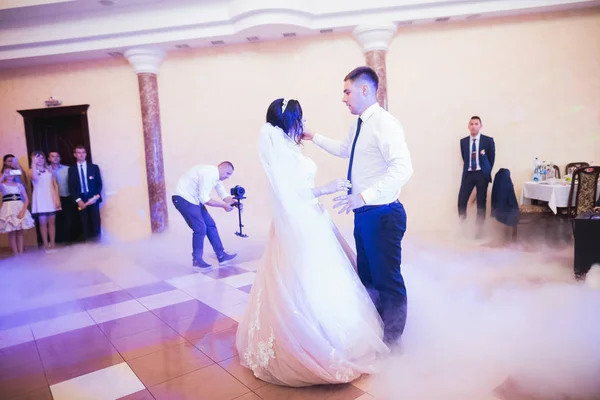 Hermosa pareja de casados recién casados y bailando su primer baile —  Fotos de Stock