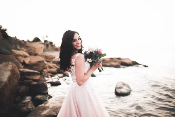 Ritratto di splendida sposa con capelli lunghi in posa con grande bouquet — Foto Stock