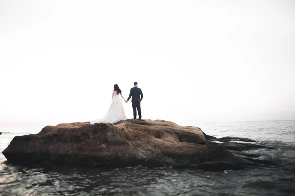 Pareja feliz boda quedarse sobre hermoso paisaje —  Fotos de Stock