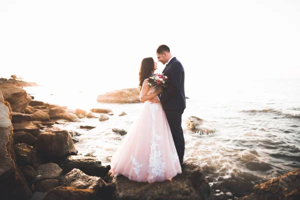 Elegantes stilvolles glückliches Hochzeitspaar, Braut, wunderschöner Bräutigam vor dem Hintergrund von Meer und Himmel — Stockfoto