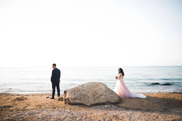 Pareja feliz boda quedarse sobre hermoso paisaje —  Fotos de Stock