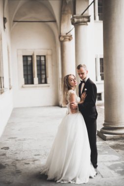 Muhteşem düğün çifti eski şehirde yürüyor.