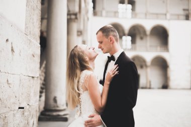 Gelin ve damat el ele tutuşuyor.