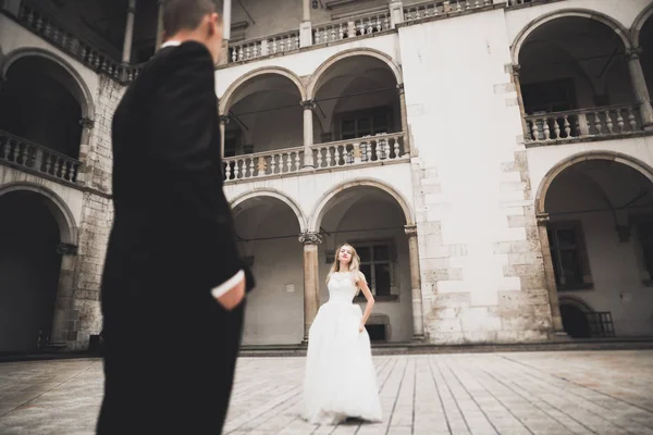 Piękny szczęśliwy ślub para, panna młoda z długą białą sukienką — Zdjęcie stockowe