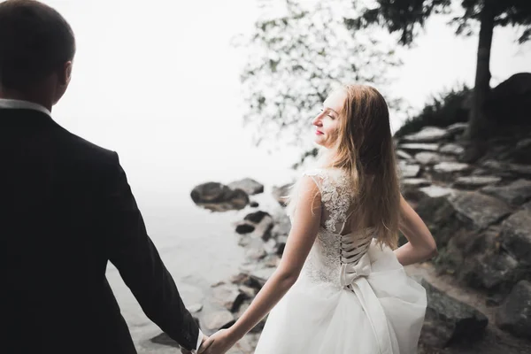 Küssendes Hochzeitspaar übernachtet in schöner Landschaft — Stockfoto