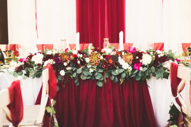 Düğün töreni için hazırlanmış bir restoranın içinde.