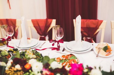 Düğün töreni için hazırlanmış bir restoranın içinde.