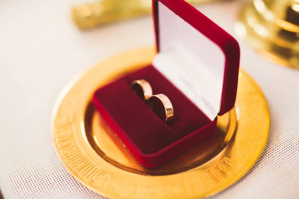 Two golden wedding rings isolated background concept — Stock Photo, Image