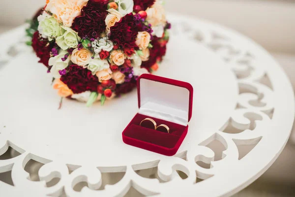 Dos anillos de boda de oro concepto de fondo aislado — Foto de Stock