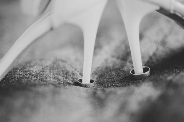 İki altın alyans izole edilmiş arka plan