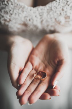 Lüks alyans Gelin eller üzerinde. Yakın odak