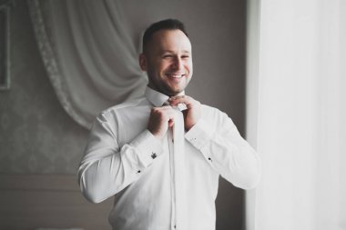 Genç ve yakışıklı bir adam iş toplantısından sonra bir otelde dinleniyor.