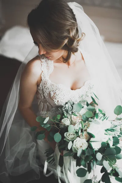 Magnifique mariée en robe posant et se préparant pour la cérémonie de mariage visage dans une chambre — Photo