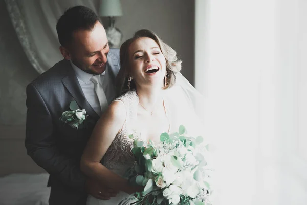 Mooi gelukkig bruidspaar, bruid met lange witte jurk — Stockfoto