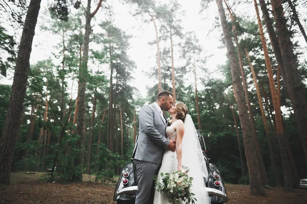 Kaukasisch glückliches, romantisches junges Paar, das seine Hochzeit feiert. Draußen — Stockfoto