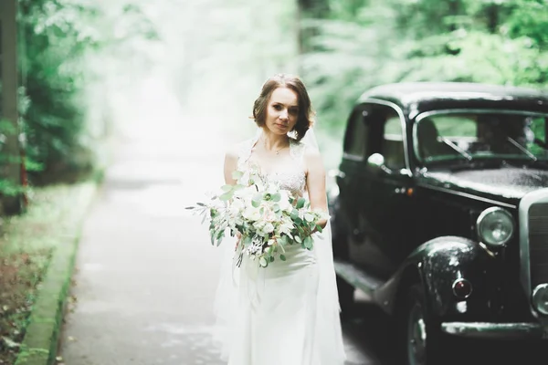 Retro arabada ayiklama gününde poz mutlu gelin