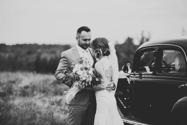 Casal jovem romântico feliz caucasiano comemorando seu casamento. Ao ar livre — Fotografia de Stock