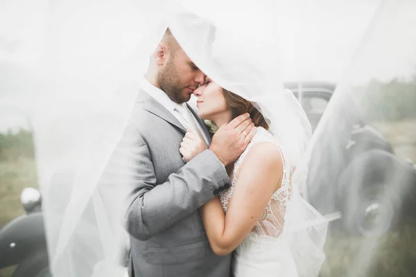 Caucásico feliz pareja romántica joven celebrando su matrimonio. Exterior — Foto de Stock