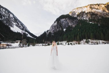 Zarif beyaz elbiseler içinde güzel bir gelin