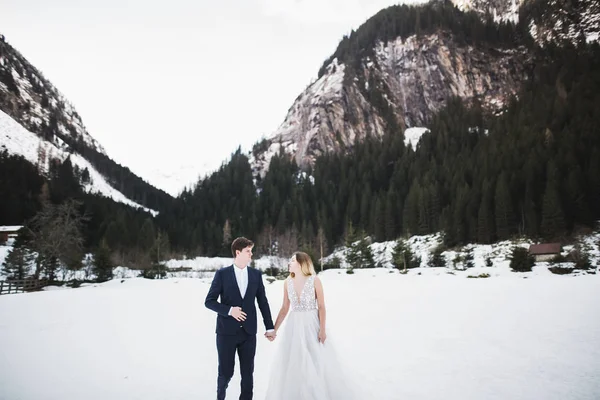 Hochzeitspaar hält Händchen, Bräutigam und Braut am Hochzeitstag zusammen — Stockfoto