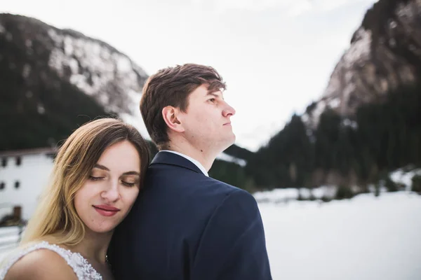 Casamento casal na natureza está abraçando uns aos outros. Menina modelo bonita em vestido branco. Homem de fato — Fotografia de Stock