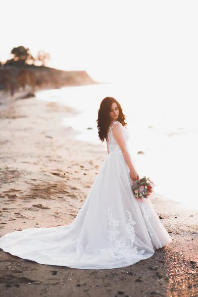 Hermosa novia romántica en vestido blanco posando en el mar de fondo —  Fotos de Stock