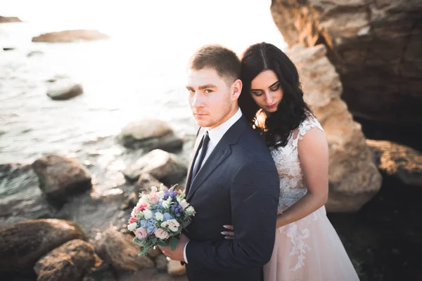 幸せな結婚式のカップルは美しい風景の上にとどまる — ストック写真