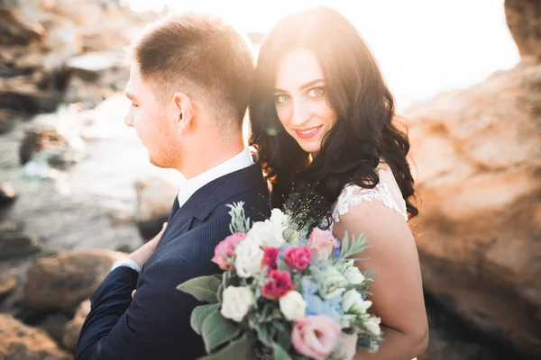 Sinnliches Porträt eines jungen Hochzeitspaares. Draußen — Stockfoto