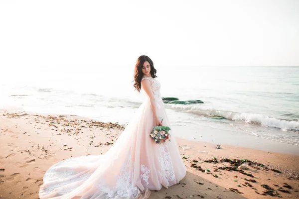 Hermosa novia romántica en vestido blanco posando en el mar de fondo —  Fotos de Stock