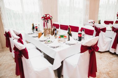 Düğün töreni için hazırlanmış bir restoranın içinde.