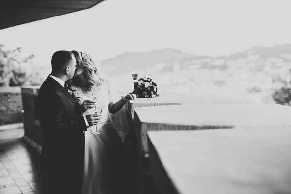 Küssendes Hochzeitspaar übernachtet in schöner Landschaft — Stockfoto