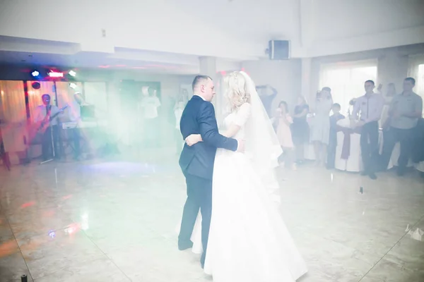 Casal lindo acabou de se casar e dançar sua primeira dança — Fotografia de Stock