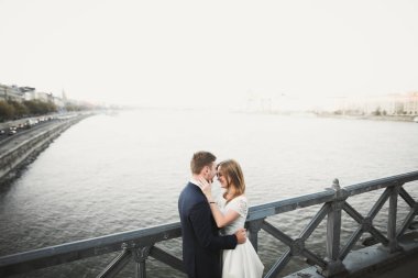 Genç, güzel, yeni evliler bir köprüde.